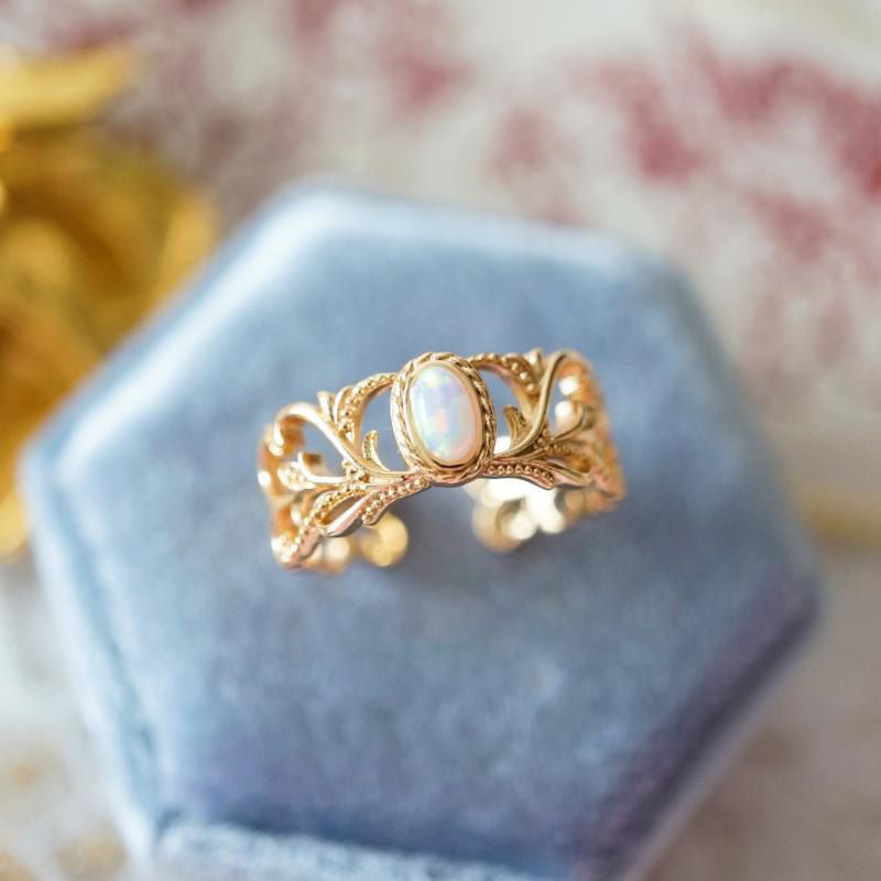 Women's Opal Retro Three-dimensional Hollow Vine Pattern Ring