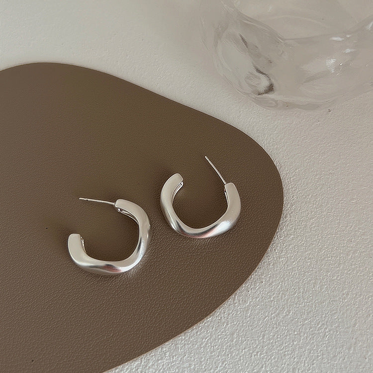 Boucles d'oreilles irrégulières en métal mat pour femme, niche rétro, personnalité