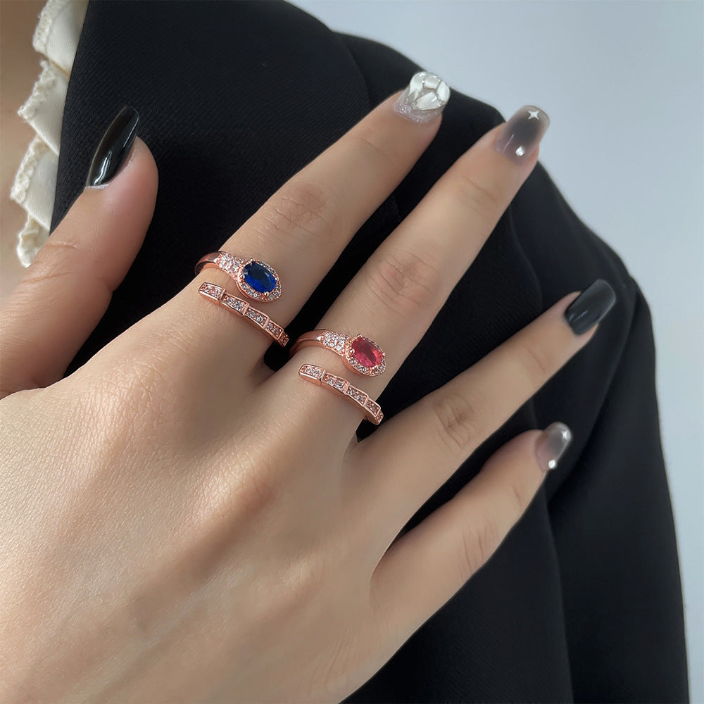 Erschwingliche Ringe mit simulierten Schlangen im Luxusstil mit roten und blauen Diamanten