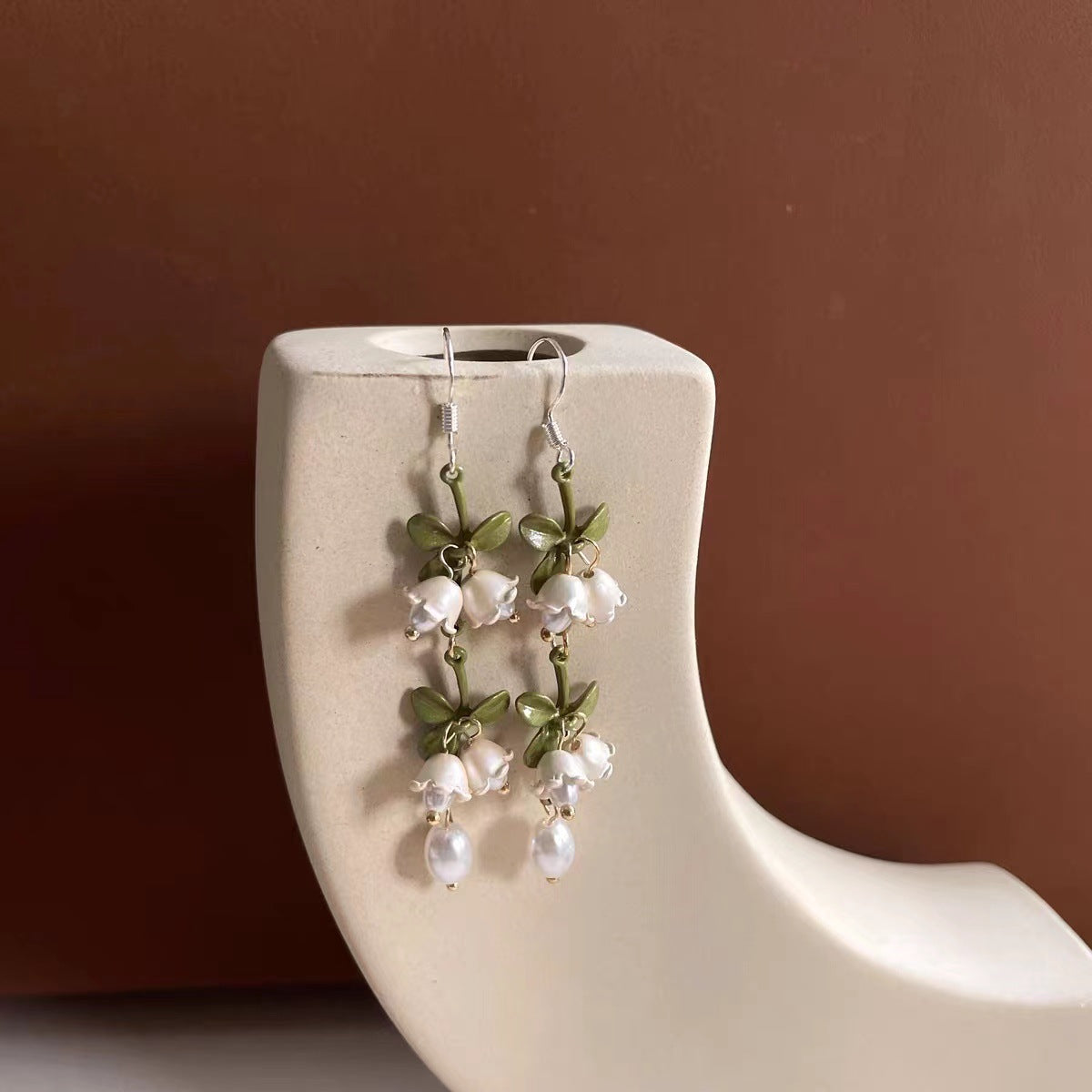 Retro White Flower Niche Design Long Earrings