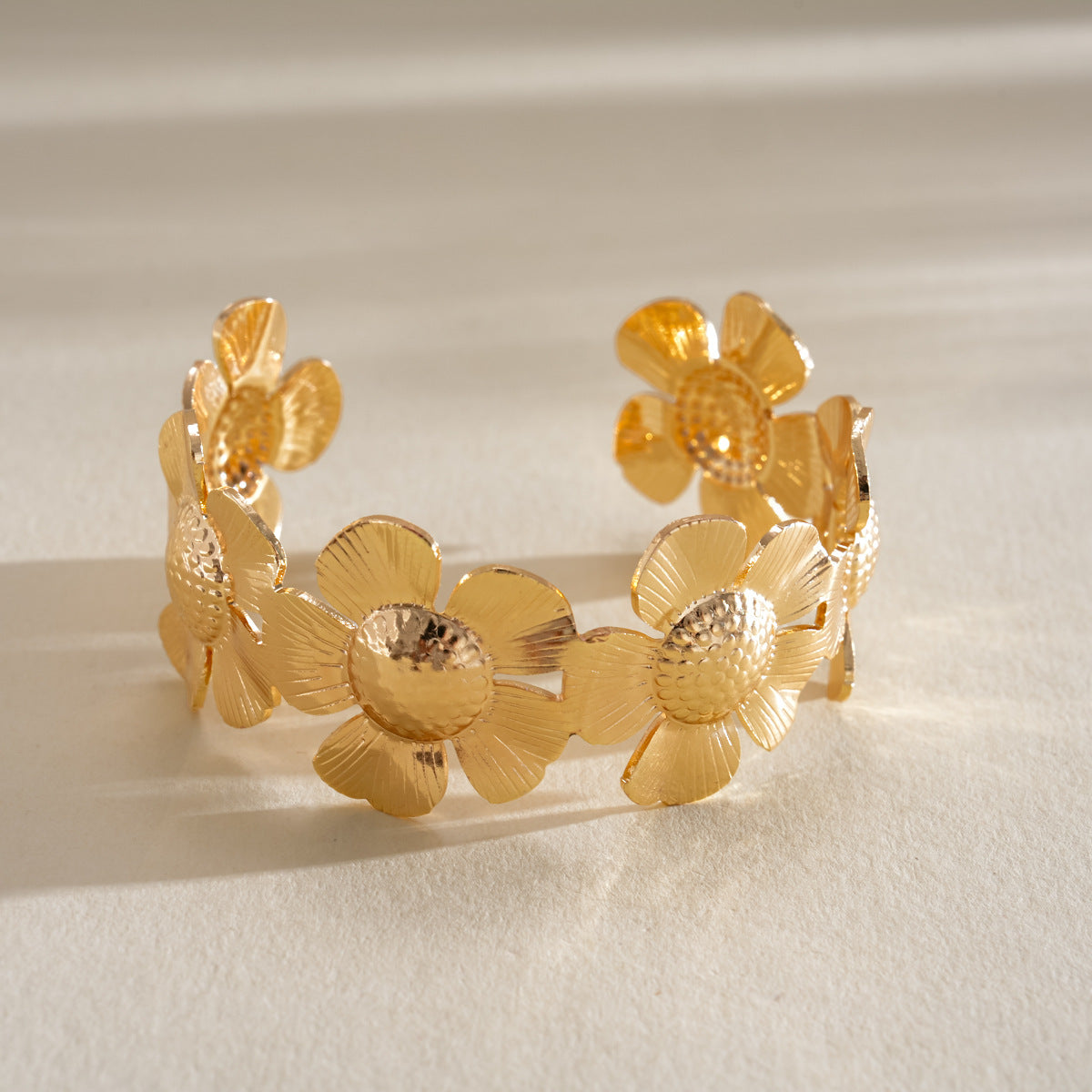 Women's Metal Pleated Flowers Openings Suit Niche Exaggerated Light Luxury Bracelet
