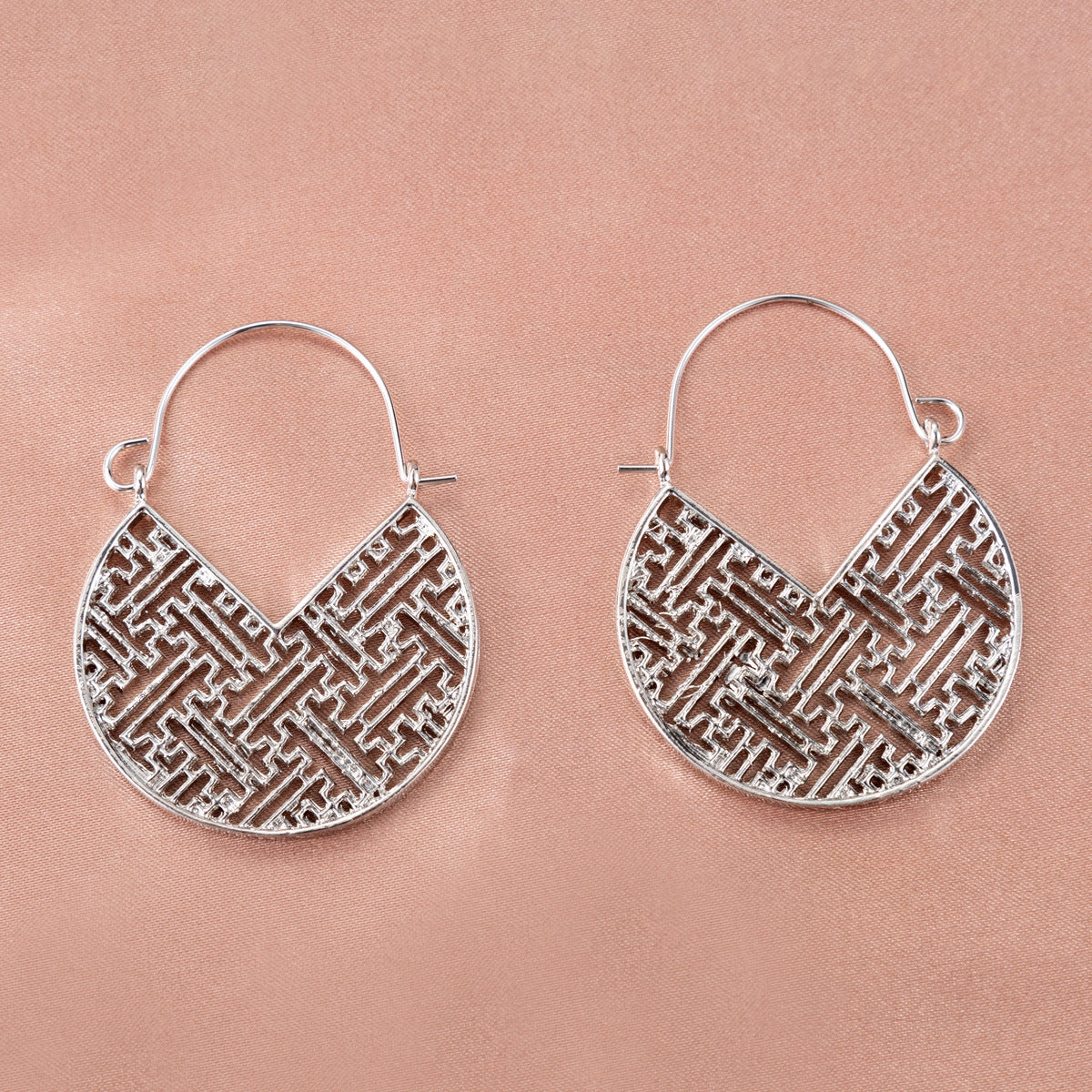 Women's Vintage Hollow Carved For Geometric Scallop Earrings