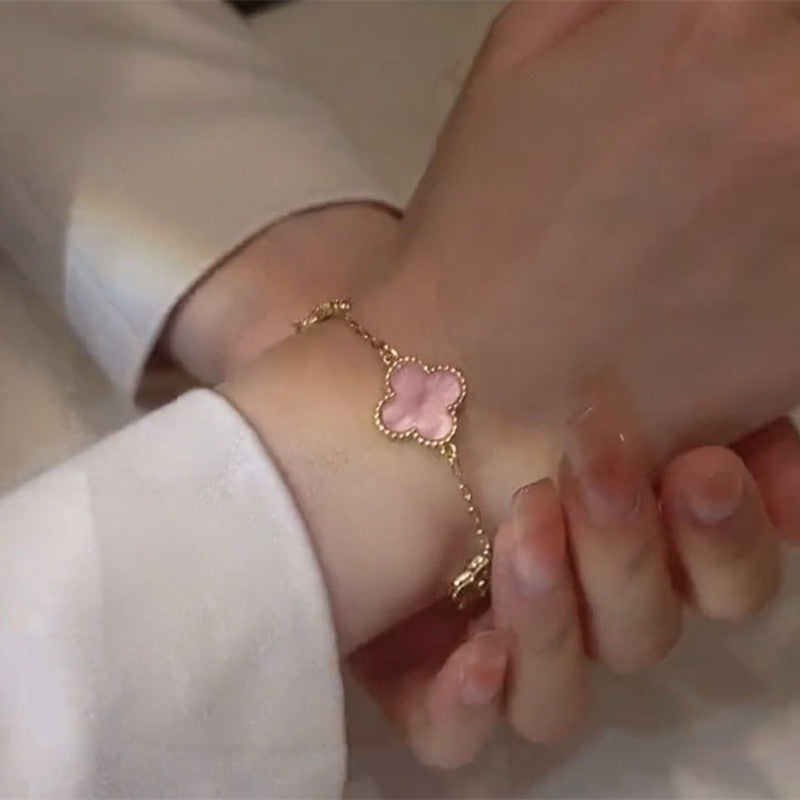 Concevoir des bracelets gracieux féminins de trèfle rose de haute qualité