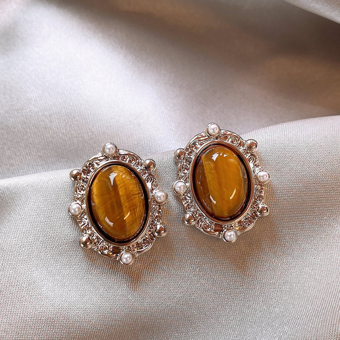 Real Gold Plating Elegance Retro Light Luxury Stud Earrings