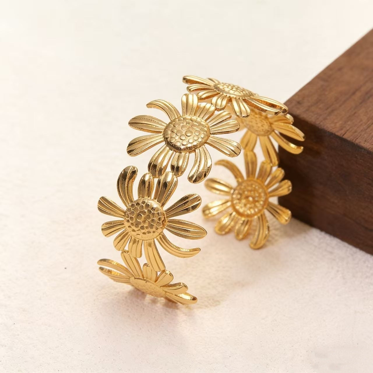 Women's & Men's Daisy Open-ended Stainless Steel Niche Design Bracelet