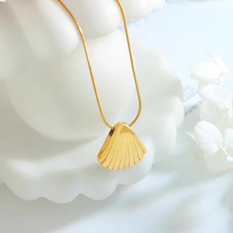 Fading Light Luxury Striped Fan-shaped Shell Necklaces