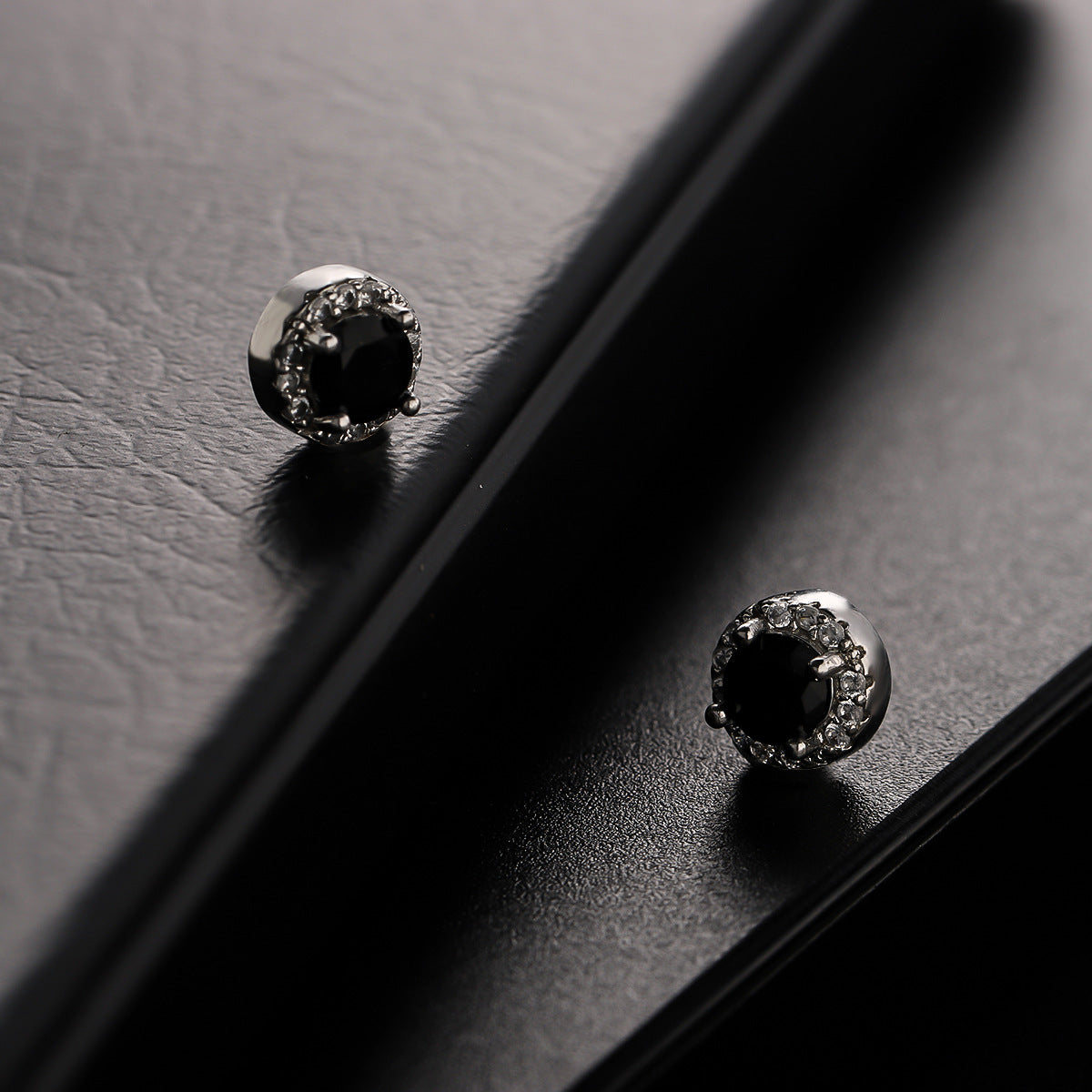 Men's Magnetic Zircon Earless High-grade Sense Personality Ear Clip
