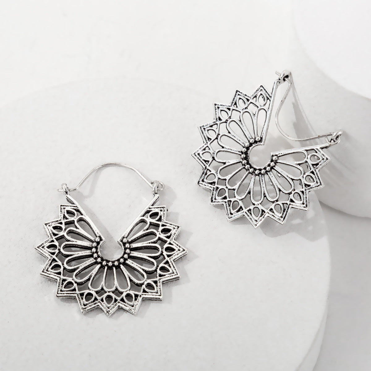 Women's Vintage Hollow Carved For Geometric Scallop Earrings