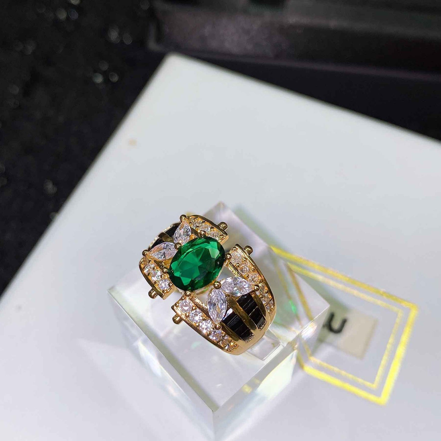 Seamless Inlaid Lace Carved Imitation Emerald Rings