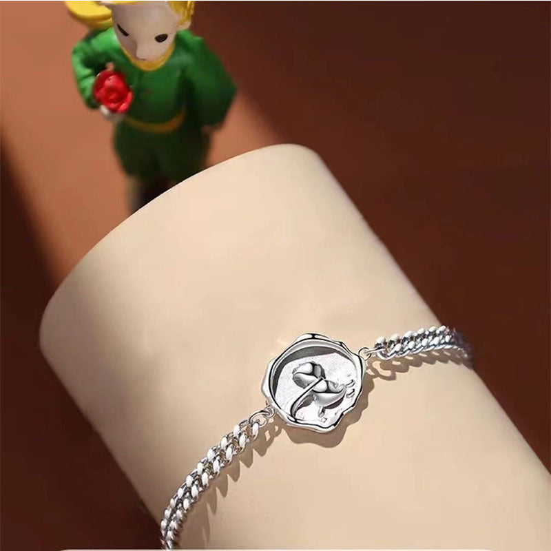 Ein Paar hochwertige Armbänder für Damen und Herren sowie Rosenpaare