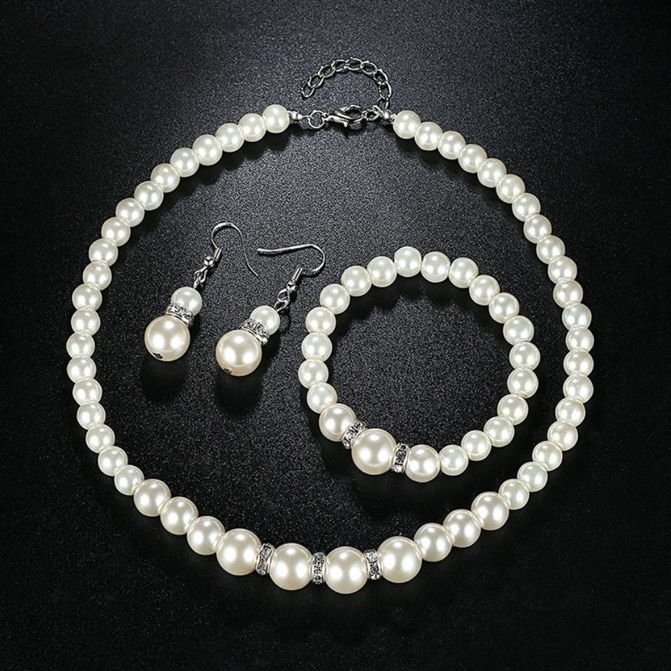 Bride Beautiful Wedding To Give Mom Three-piece Necklaces