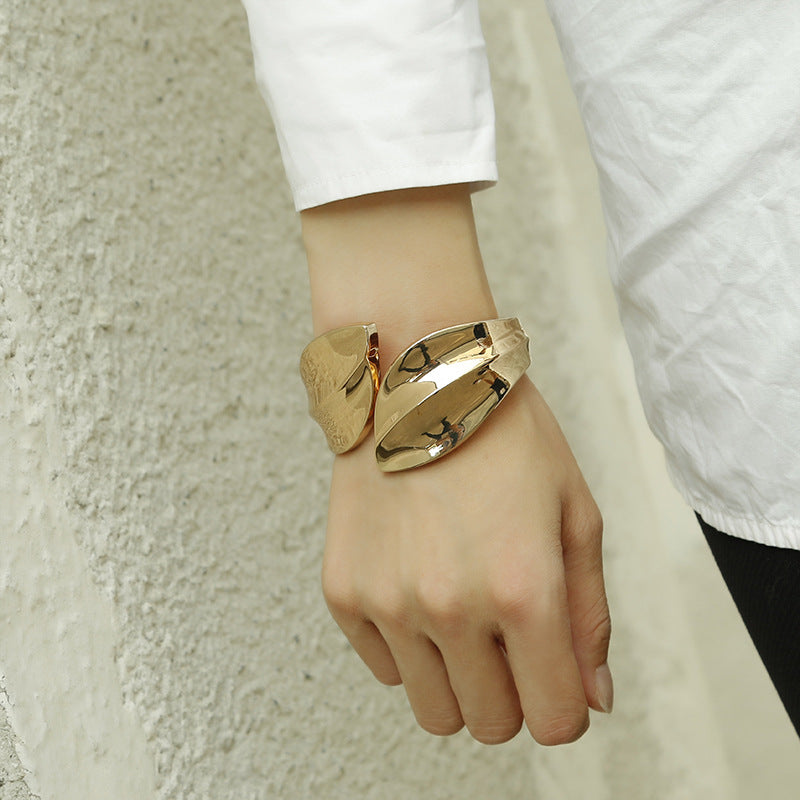 Women's Fashion Large Glossy Gold Exaggerated Personalized Wind Leaves Bracelet