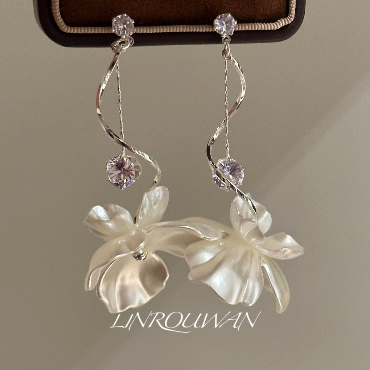 Women's Retro White Flower Zircon Tassel For Light Luxury Temperament Niche Stud Earrings