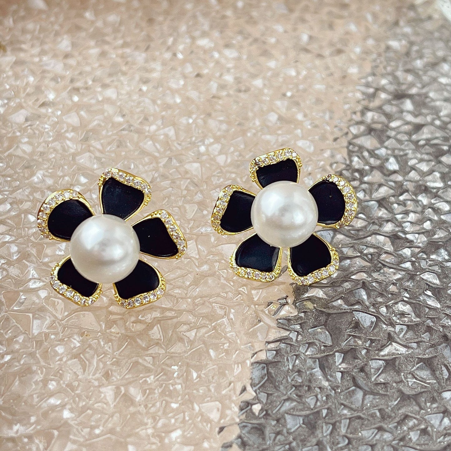 Women's French Retro Black Flower Pearl Sweet Elegance Earrings