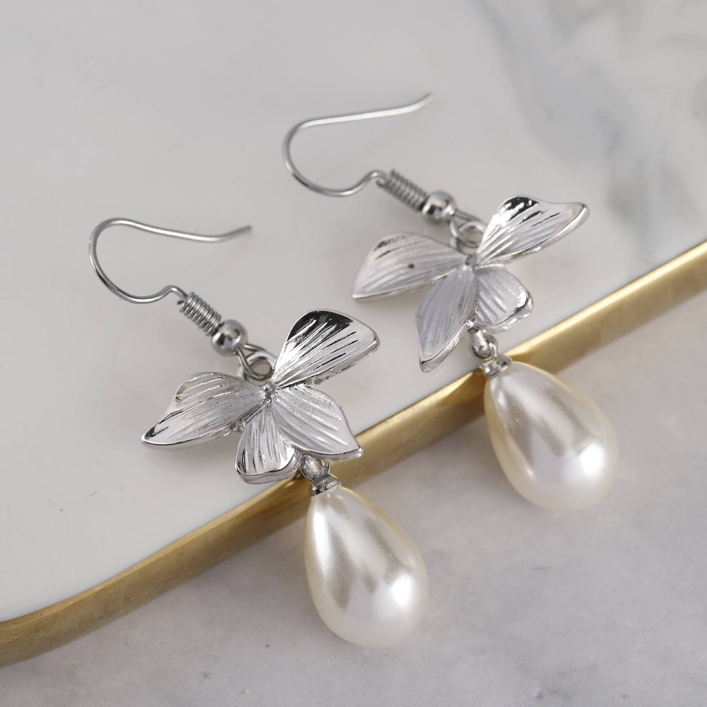 Leaf Pearl Fashion Temperament Unique And Exquisite Korean Earrings