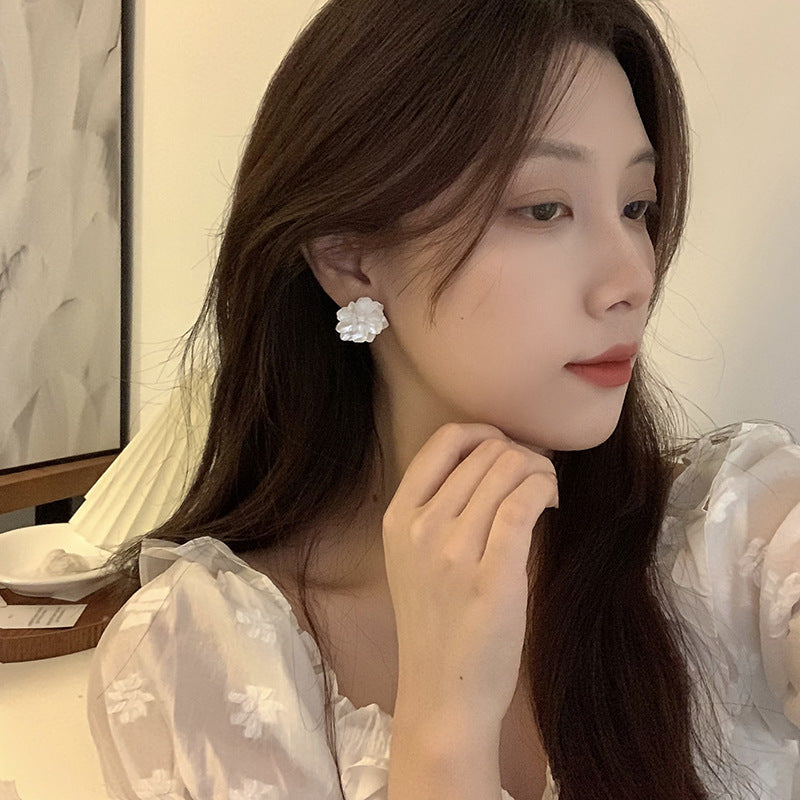 White Camellia Elegant High Sense Round Face Mosquito Ear Clip