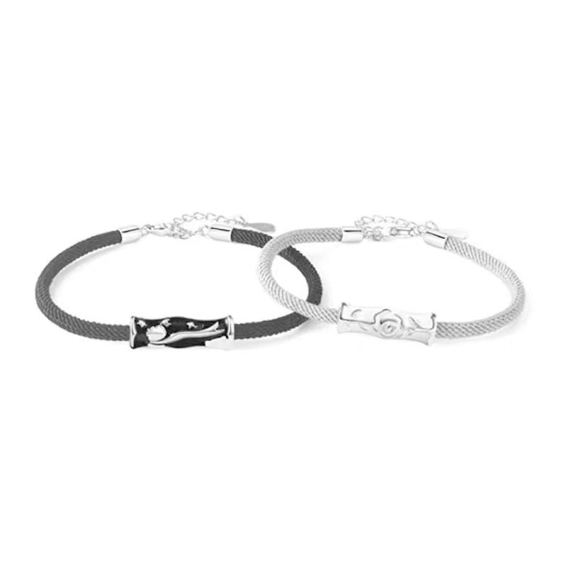 Ein Paar Armbänder für Damen und Herren sowie ein Prinz- und Rosenpaar