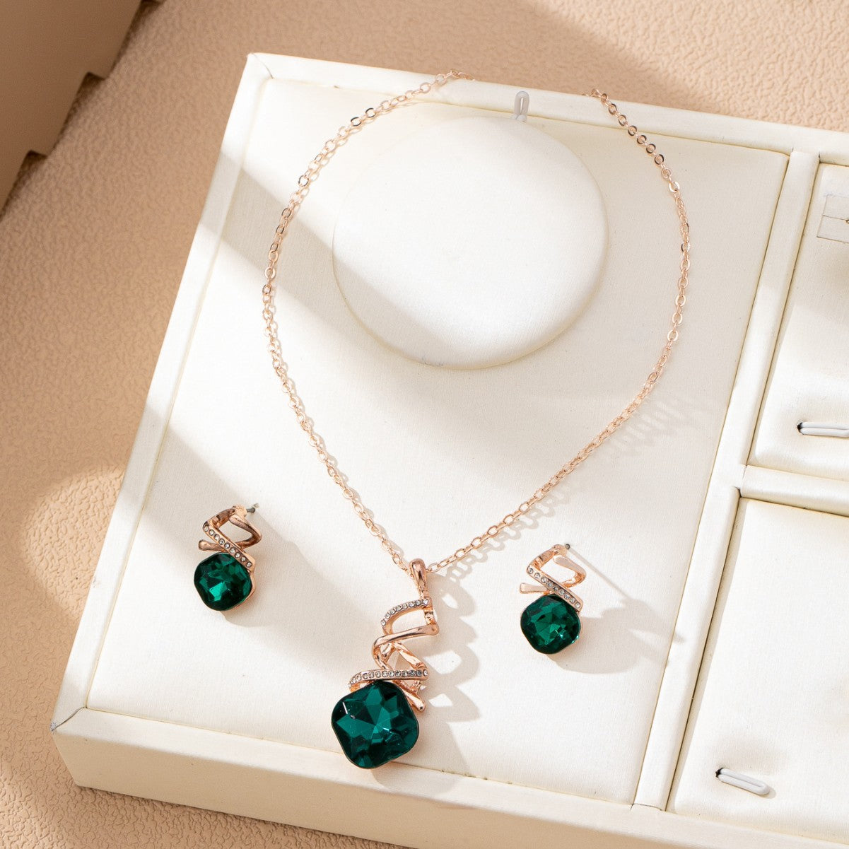 Women's Fashion Emerald Suite Rose Gold Light Luxury Minority Jewelry Set