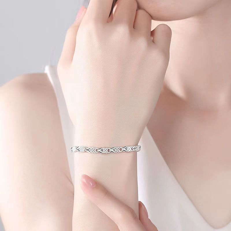 Clover Female Stylish Adjustable Beautiful Design Bracelets