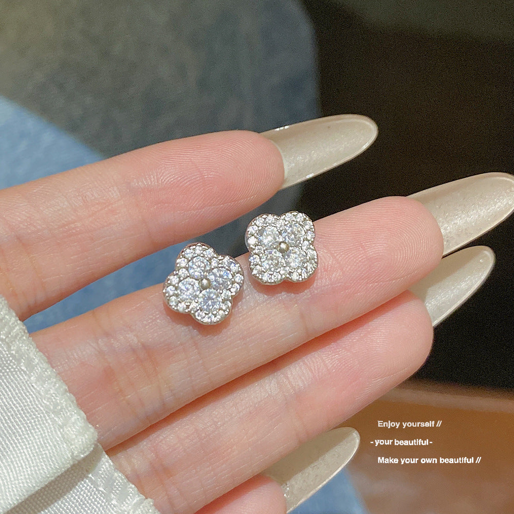 Needle Four-leaf Design Sense Niche Exquisite Small Cute Light Stud Earrings