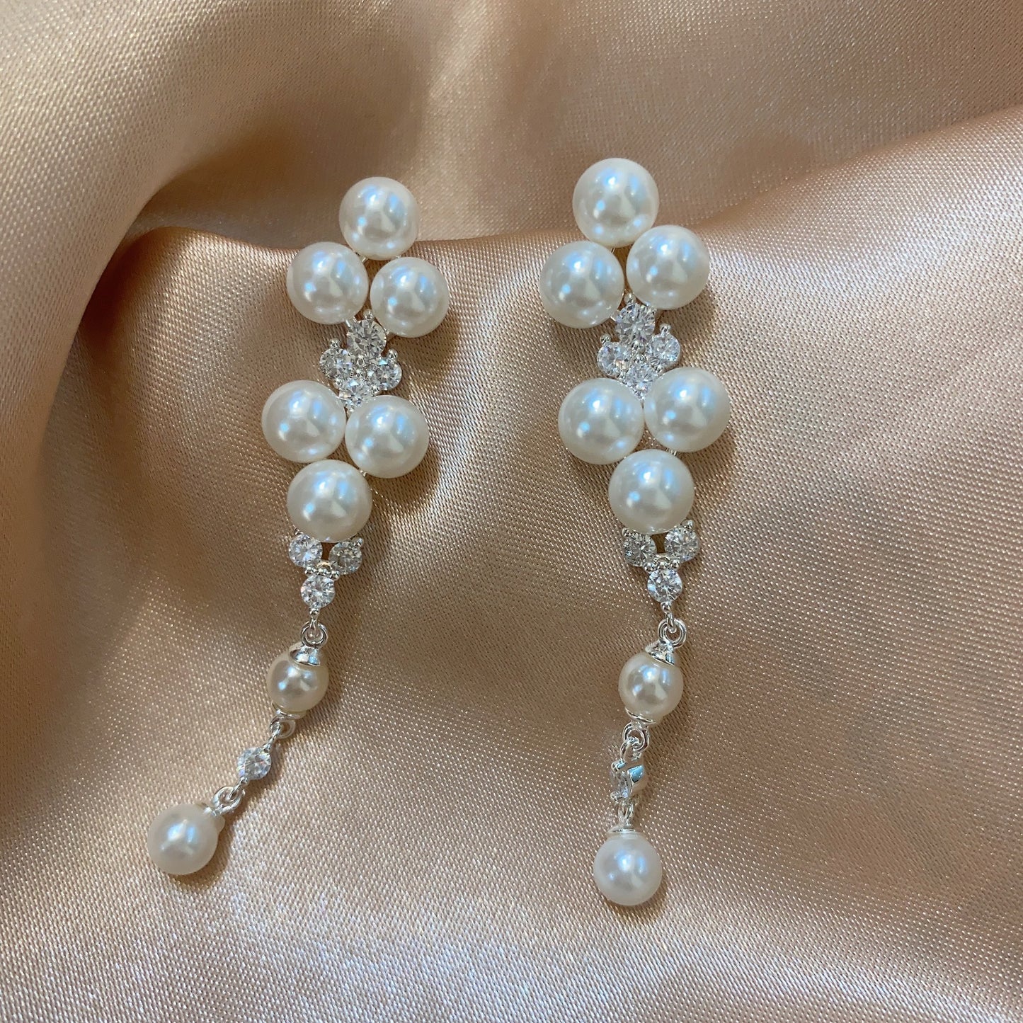 Boucles d'oreilles longues en perles de luxe, féerique, légère et capricieuse