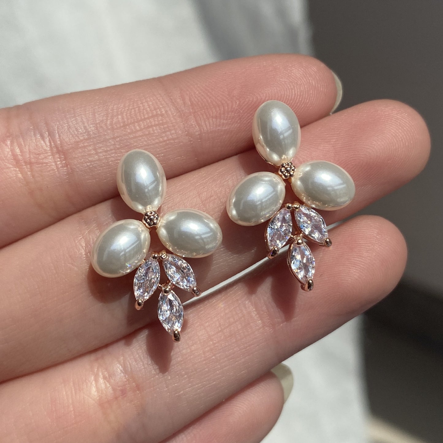 Women's Fashionable Fresh Romantic Pearl Flower For Design Light Earrings