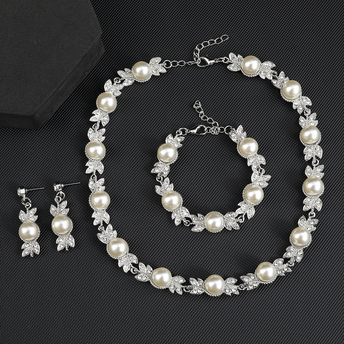 Luxury Minority Vintage Fashion Pearl Clavicle Necklaces