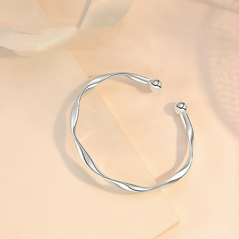 Women's Copper Sier-plated Mobius Strip Light Luxury Exquisite Bracelet