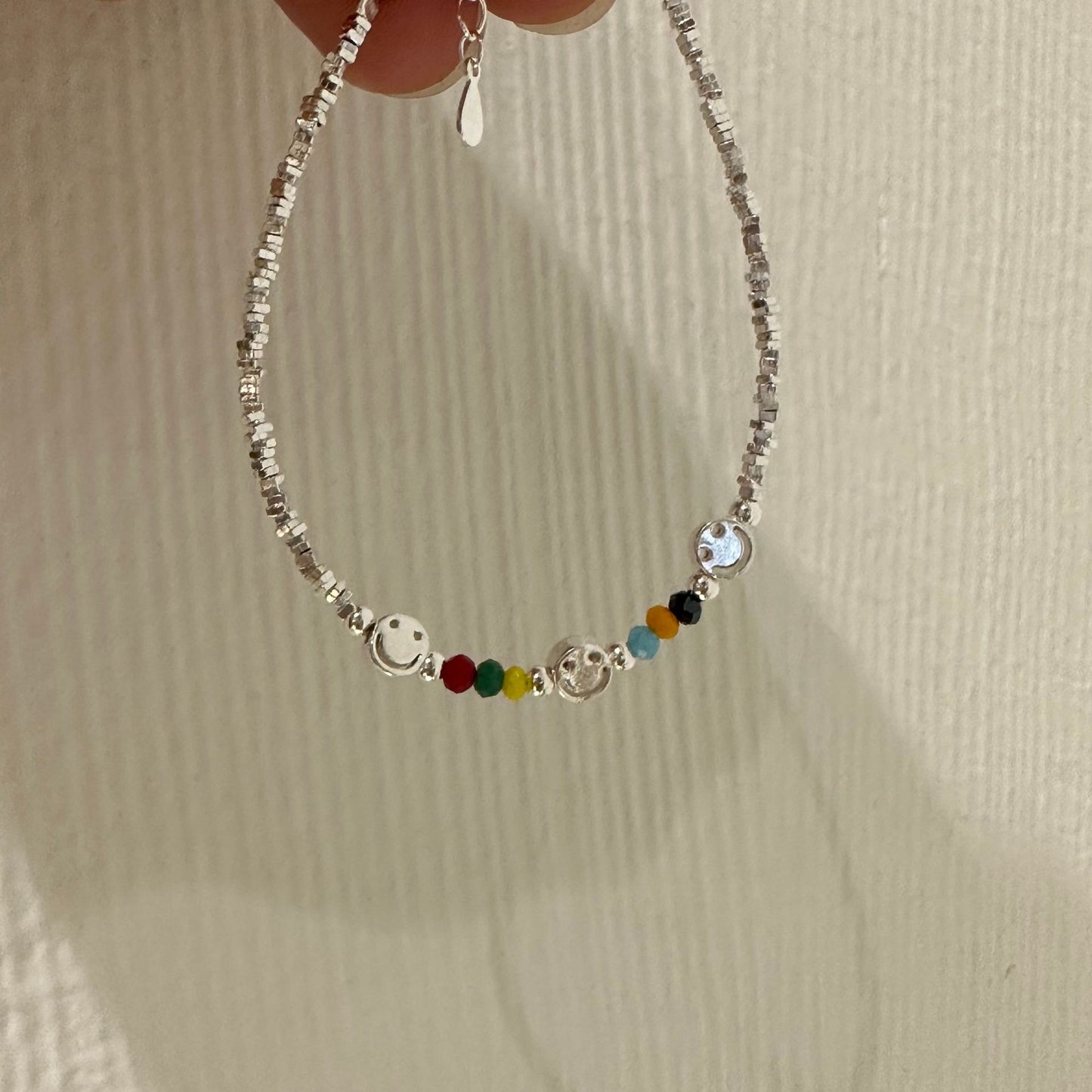 Liebevolles Herz aus Sterling-Smiley-Perlenarmbändern