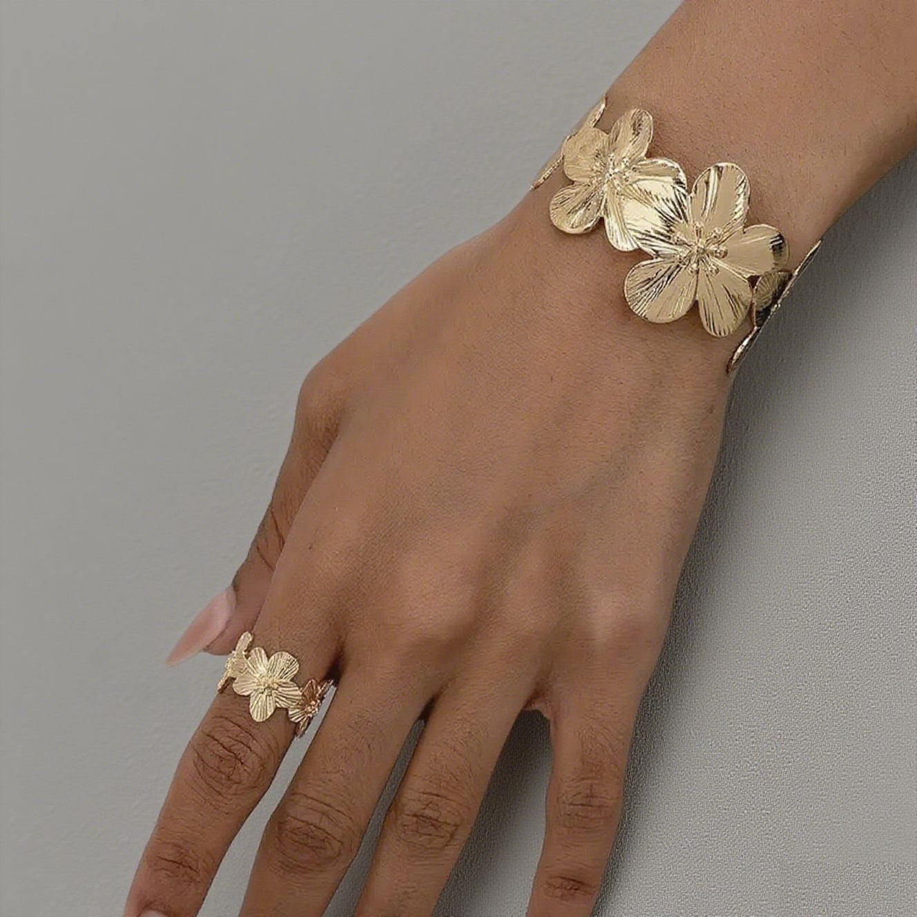 Design Golden Personalized Exaggerated Open Light Bracelet
