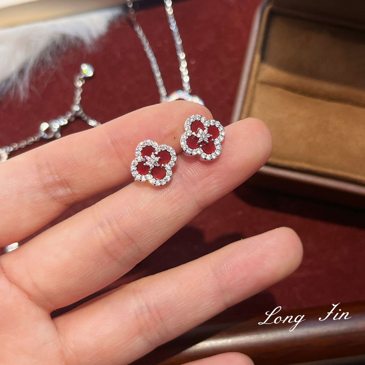 French Retro Tiger Eye White Shell Hollow Zircon Red Four-leaf Bracelets
