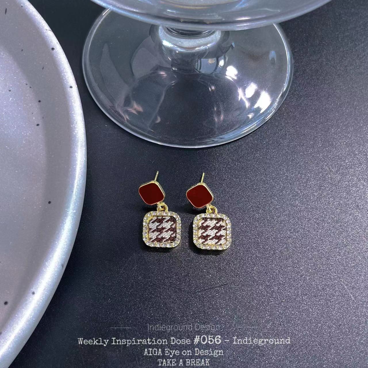 Boucles d'oreilles françaises à petites oreilles géométriques carrées marron