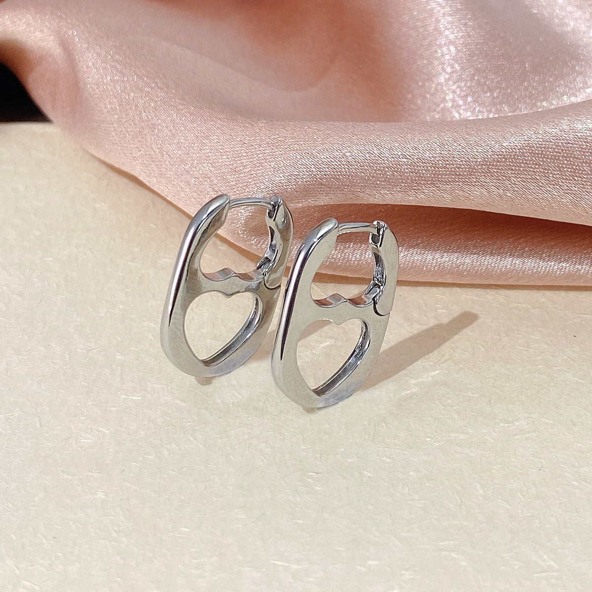 Women's Light Luxury Hollow Heart Clip Simple Fashion Personality Gold Ear Buckle