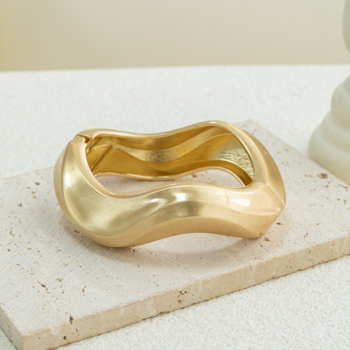Metal Hollow Open-end Exaggerated Design Light Luxury Bracelet