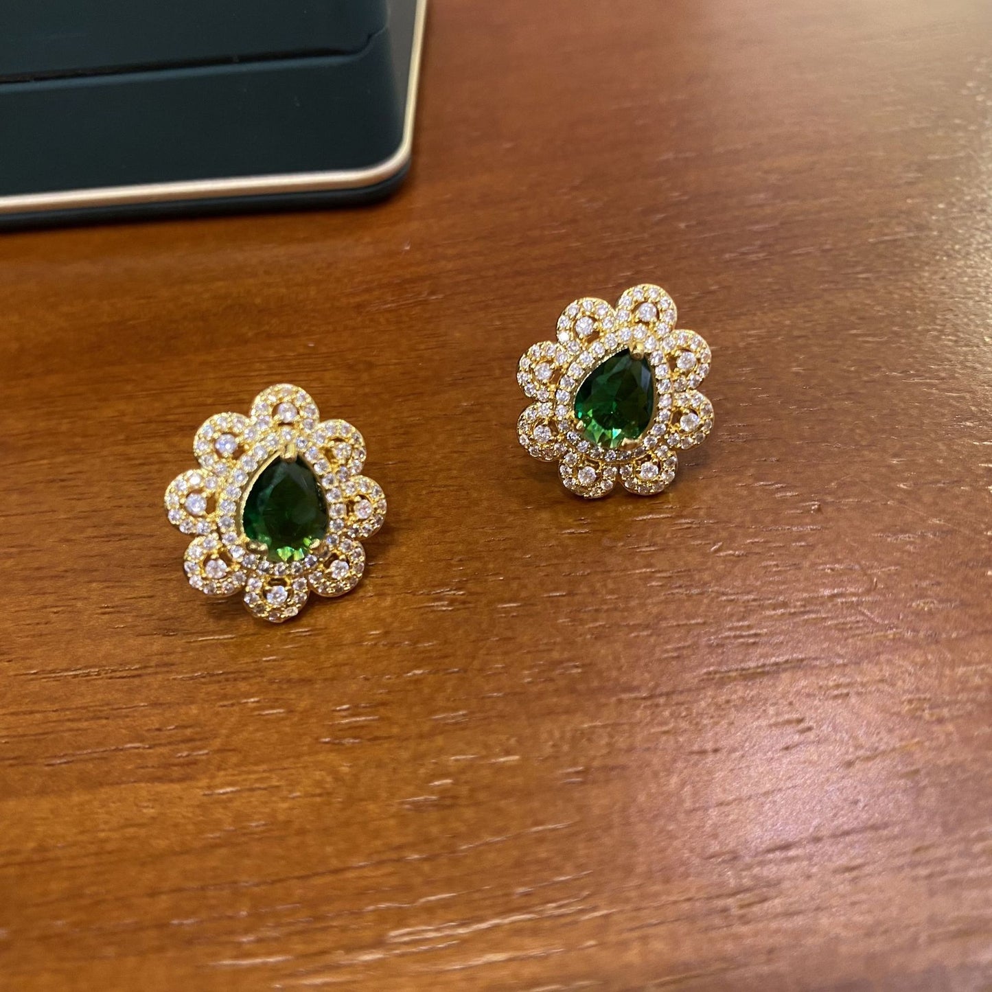 Full Diamond Elegance Retro Three-piece Ear Light Jewelry Set