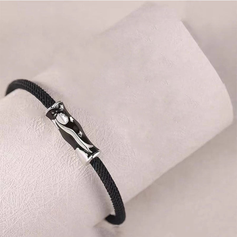 Ein Paar Armbänder für Damen und Herren sowie ein Prinz- und Rosenpaar