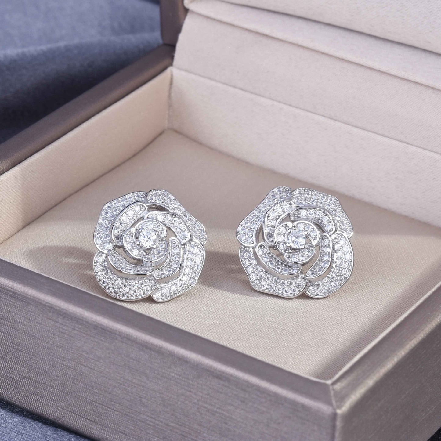 Women's Light Luxury Hollow Rose Ear Micro Setting Full Diamond Fashion Jewelry Set