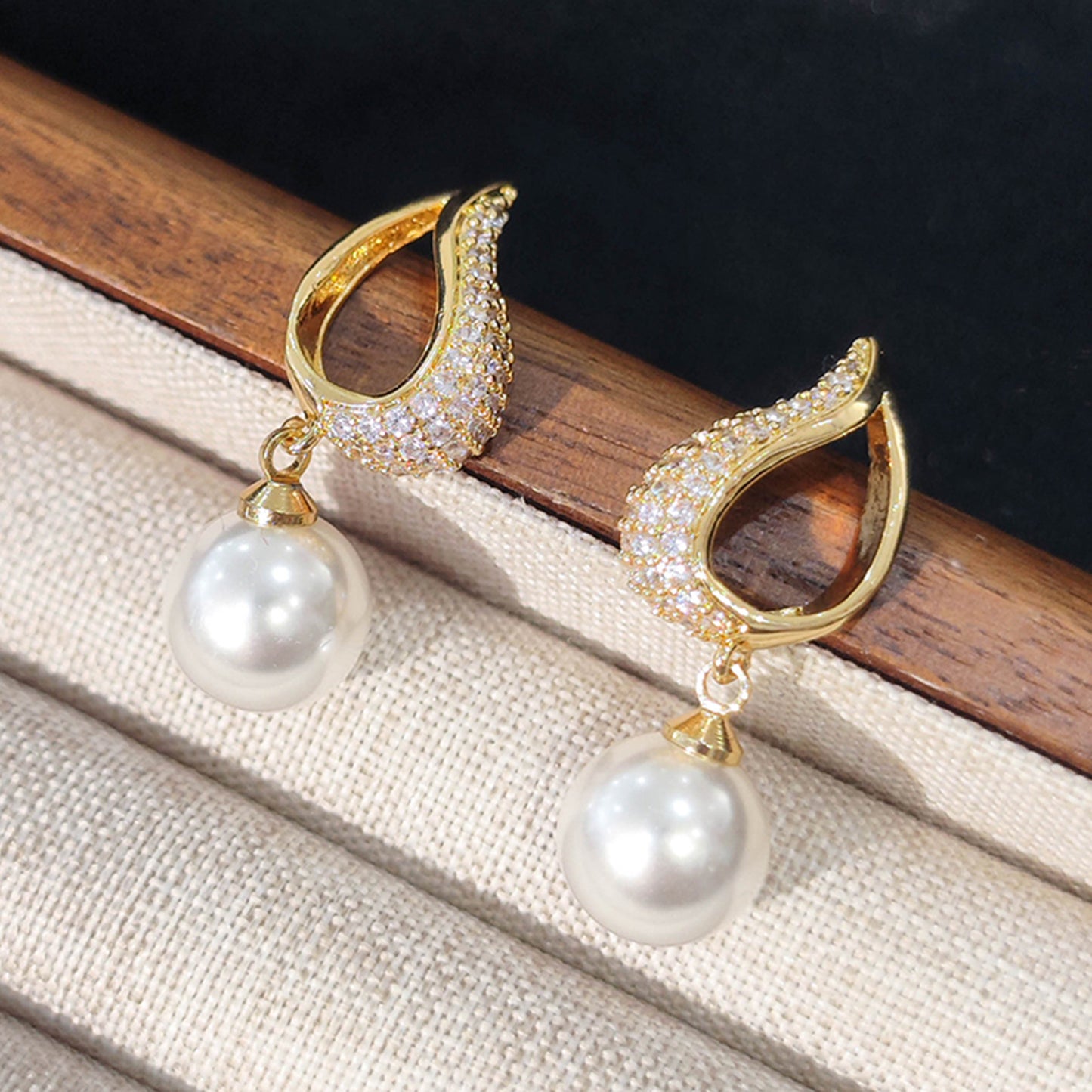 Real Gold Plated Copper Inlaid Zirconium Heart Pearl Fashion Light Stud Earrings