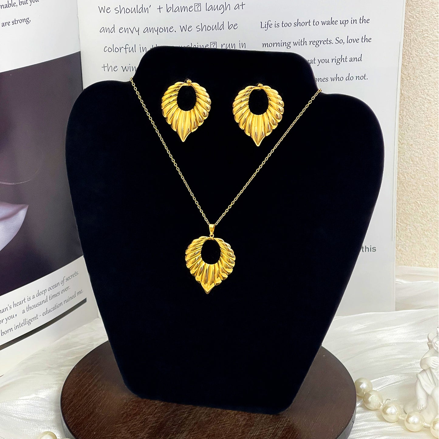 Oil Pressure Suit Retro Gong Yan Ear Stainless Steel Gold Jewelry Set