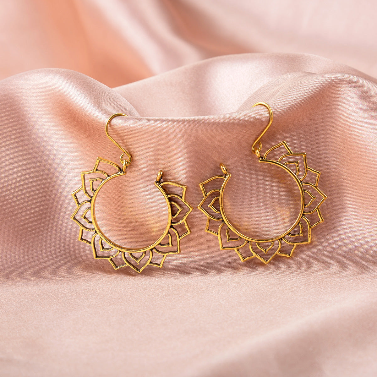 Boucles d'oreilles vintage creuses sculptées pour femmes, pétoncles géométriques