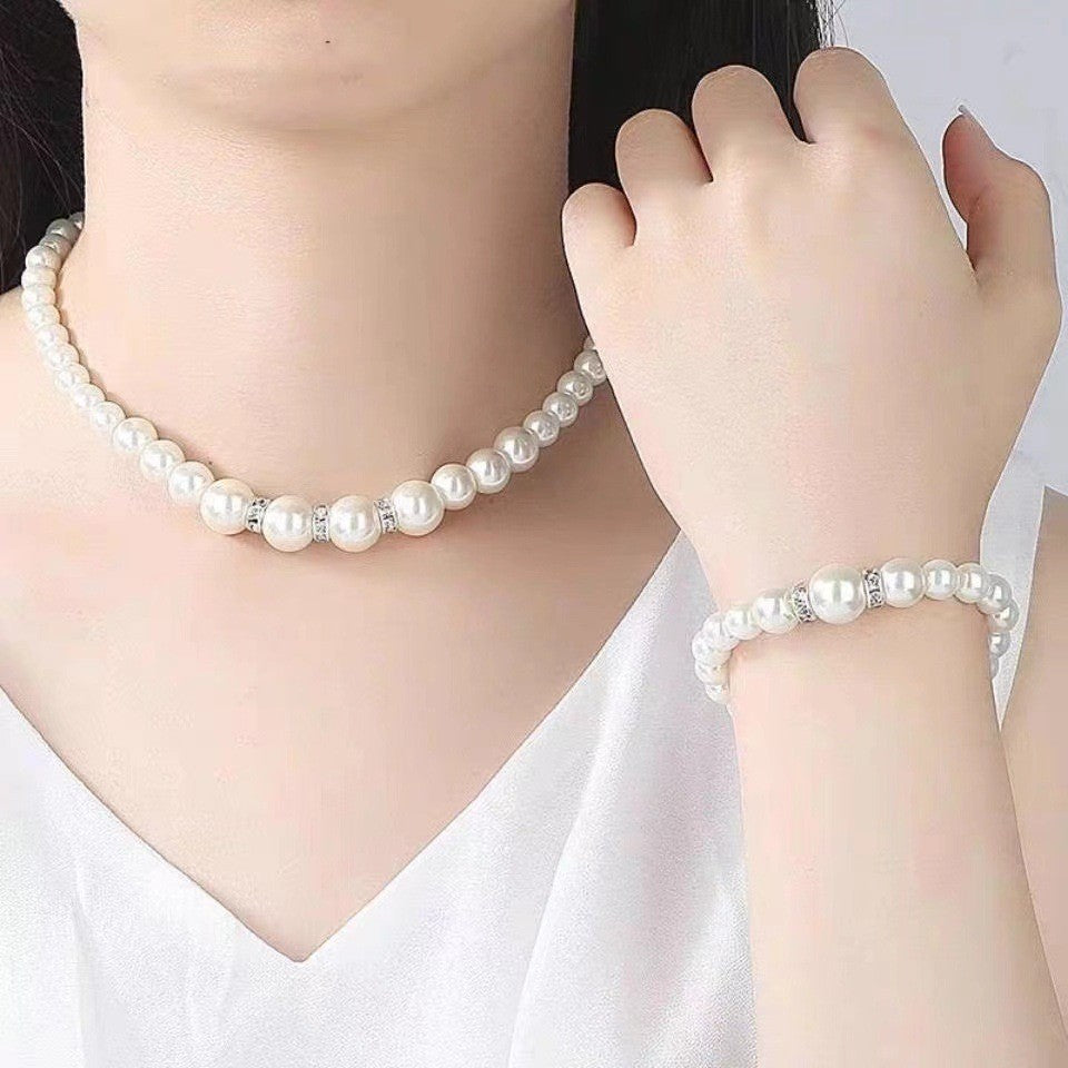 Bride Beautiful Wedding To Give Mom Three-piece Necklaces