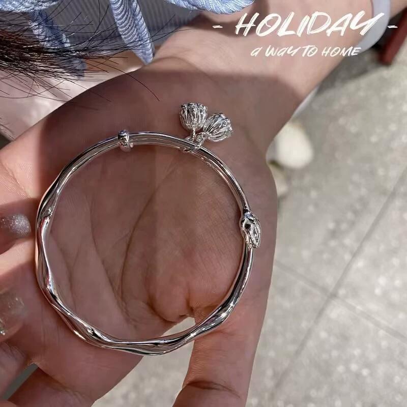 Women's Lotus Seedpod Flower Bud Light Simple Mobius Bracelet