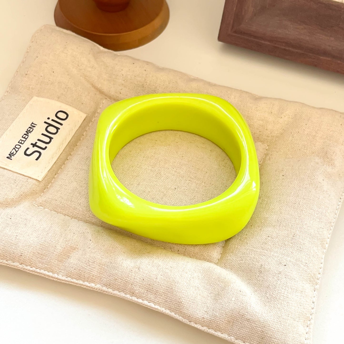 Women's Irregular Blooming Resin Curved Girlfriends Bracelet