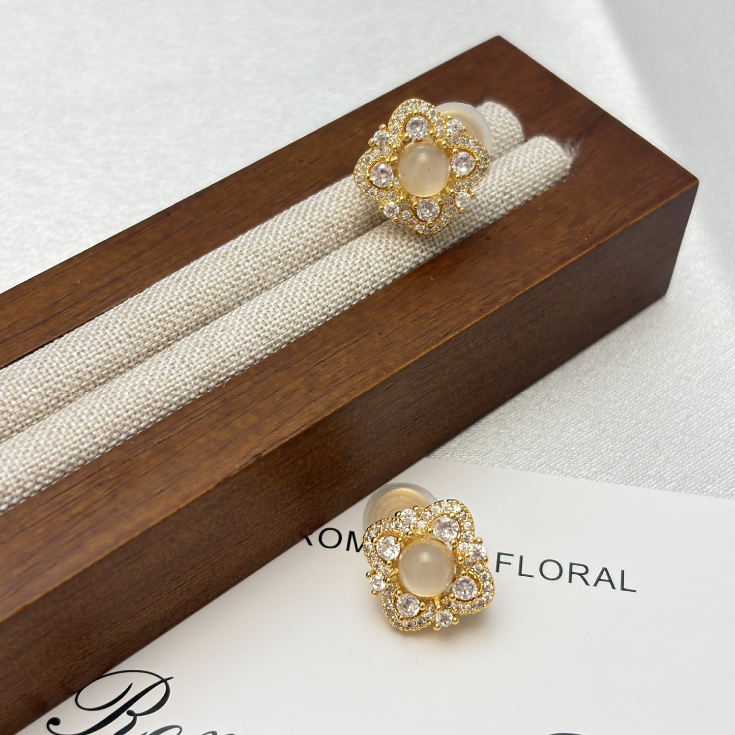 Chalcedony Four-leaf Flower Female Niche Design Fashion Refined Earrings