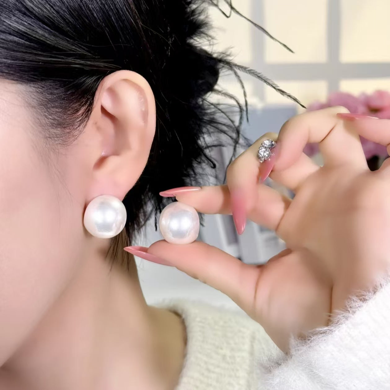 Women's Bite Bead Show Face Small Minimalist Design Simple Stud Earrings