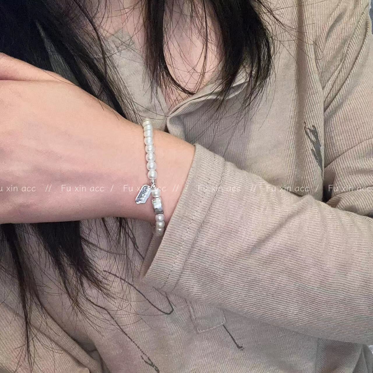 Et des bracelets porte-bonheur de conception de niche féminine en perles d'argent simples