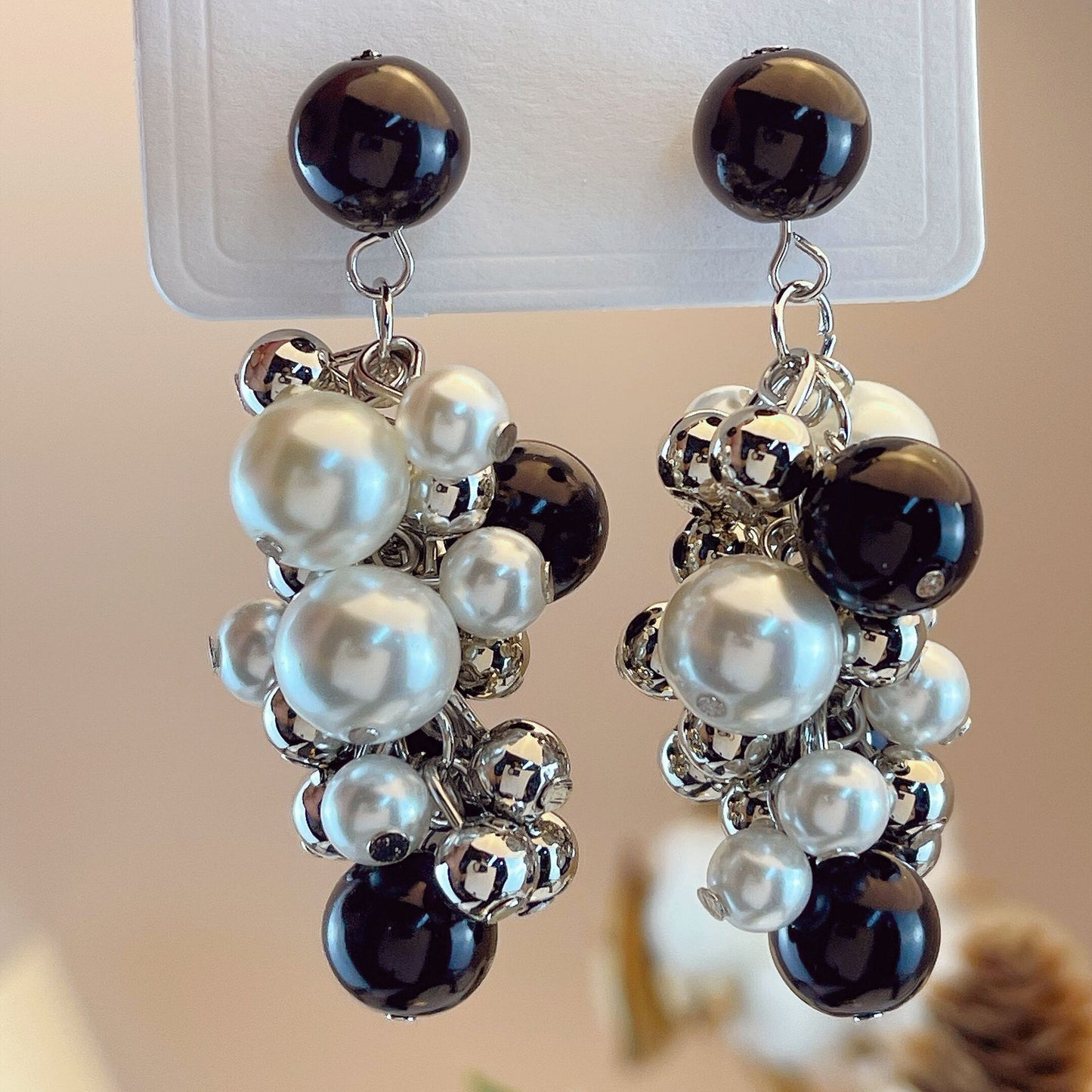 Boucles d'oreilles élégantes noires et blanches Zhang Long pour femmes