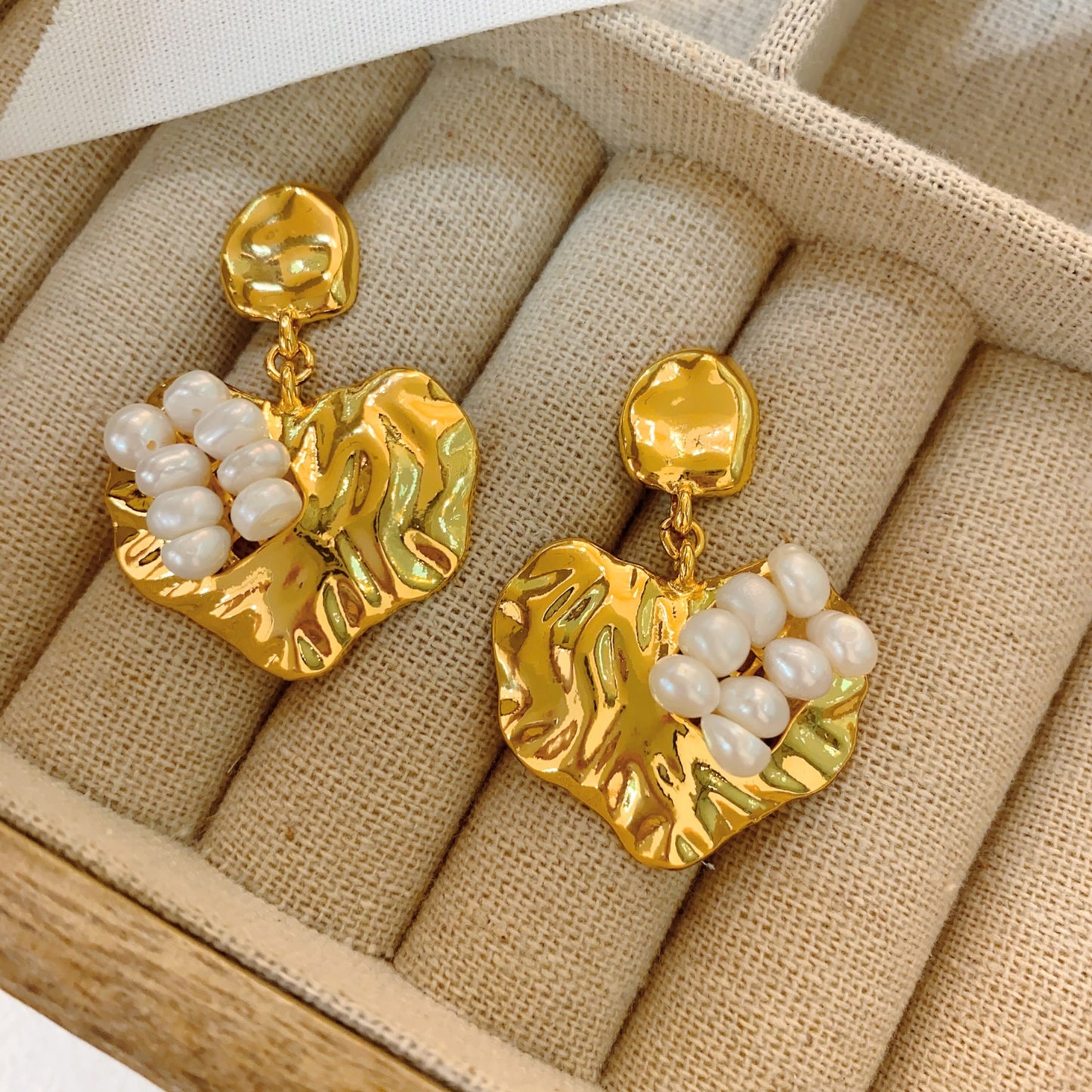 Boucles d'oreilles en métal et perles baroques incrustées d'amour de haute qualité, Design exagéré