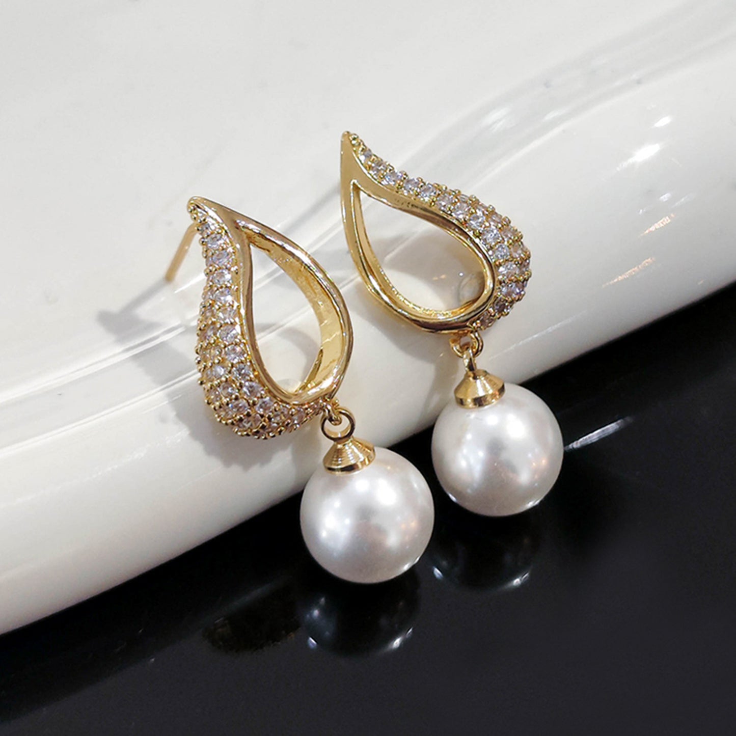 Real Gold Plated Copper Inlaid Zirconium Heart Pearl Fashion Light Stud Earrings