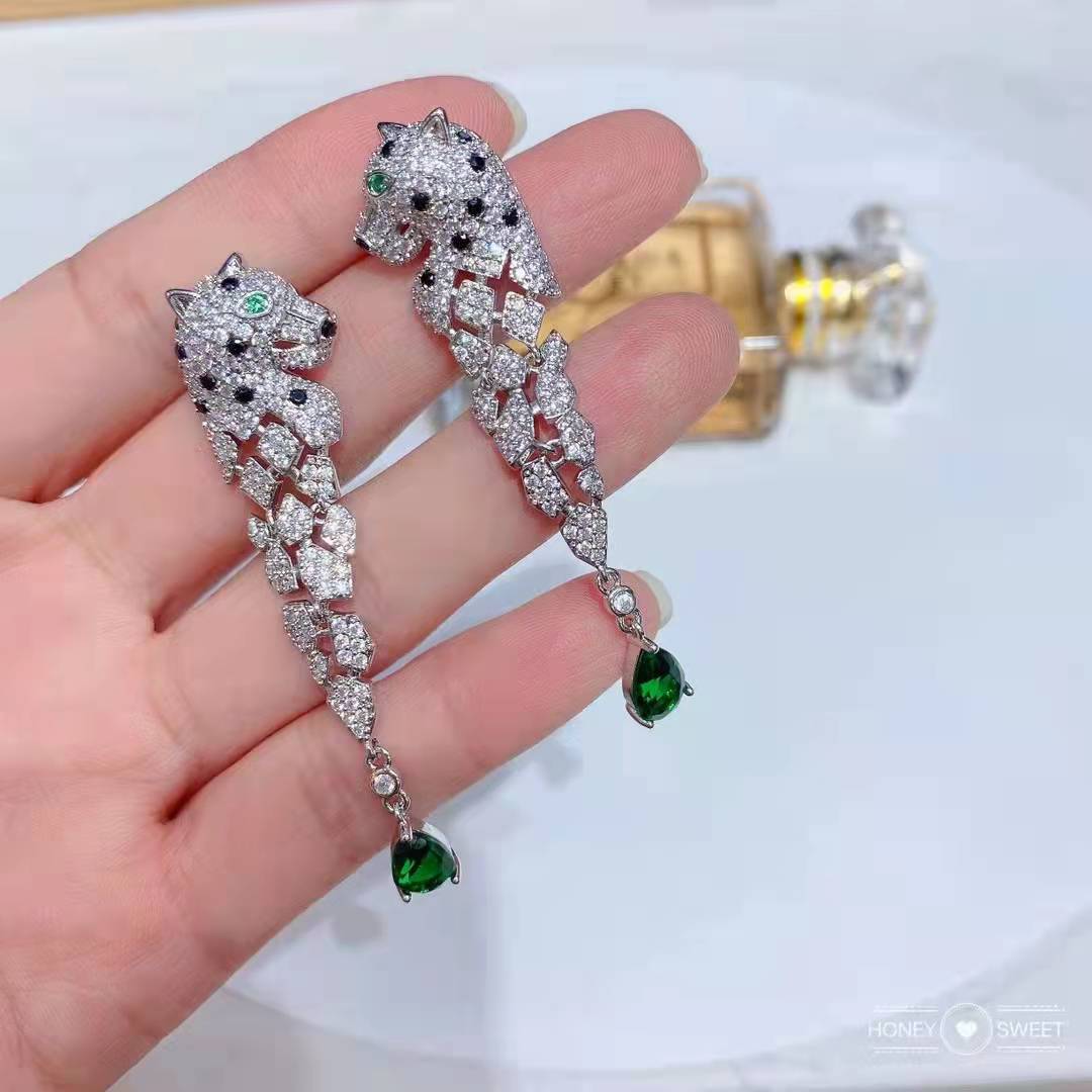 Retro Green Gem Diamond Three-dimensional Leopard Earrings